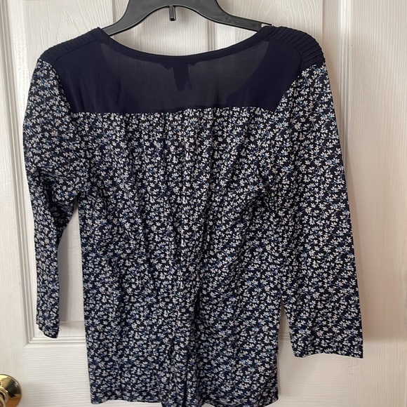 Adorable navy floral H&M top, medium, excellent preowned condition - Picture 9 of 12
